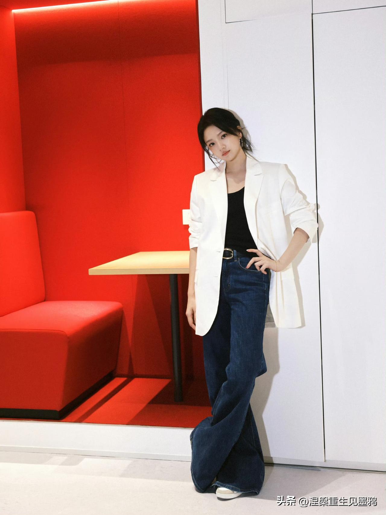 任敏工作室发布新照：简约穿搭尽显时尚度

她身着一件简约的白色西装外套，内搭黑色