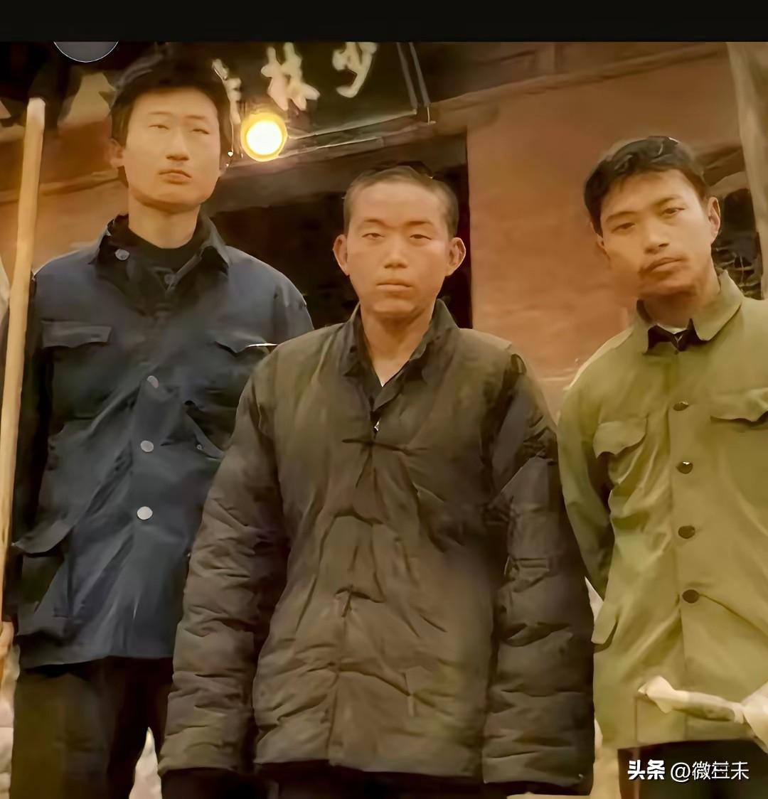 中间的这个小伙子(图1)怎么也不会想到，有朝一日他会被老方丈选为接班人。因为论长