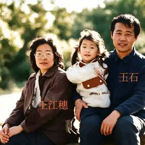 靠女人搭上通往财富巅峰的云梯，
坐稳宝座，女人却被留在了原地。
另娶年轻漂亮新人