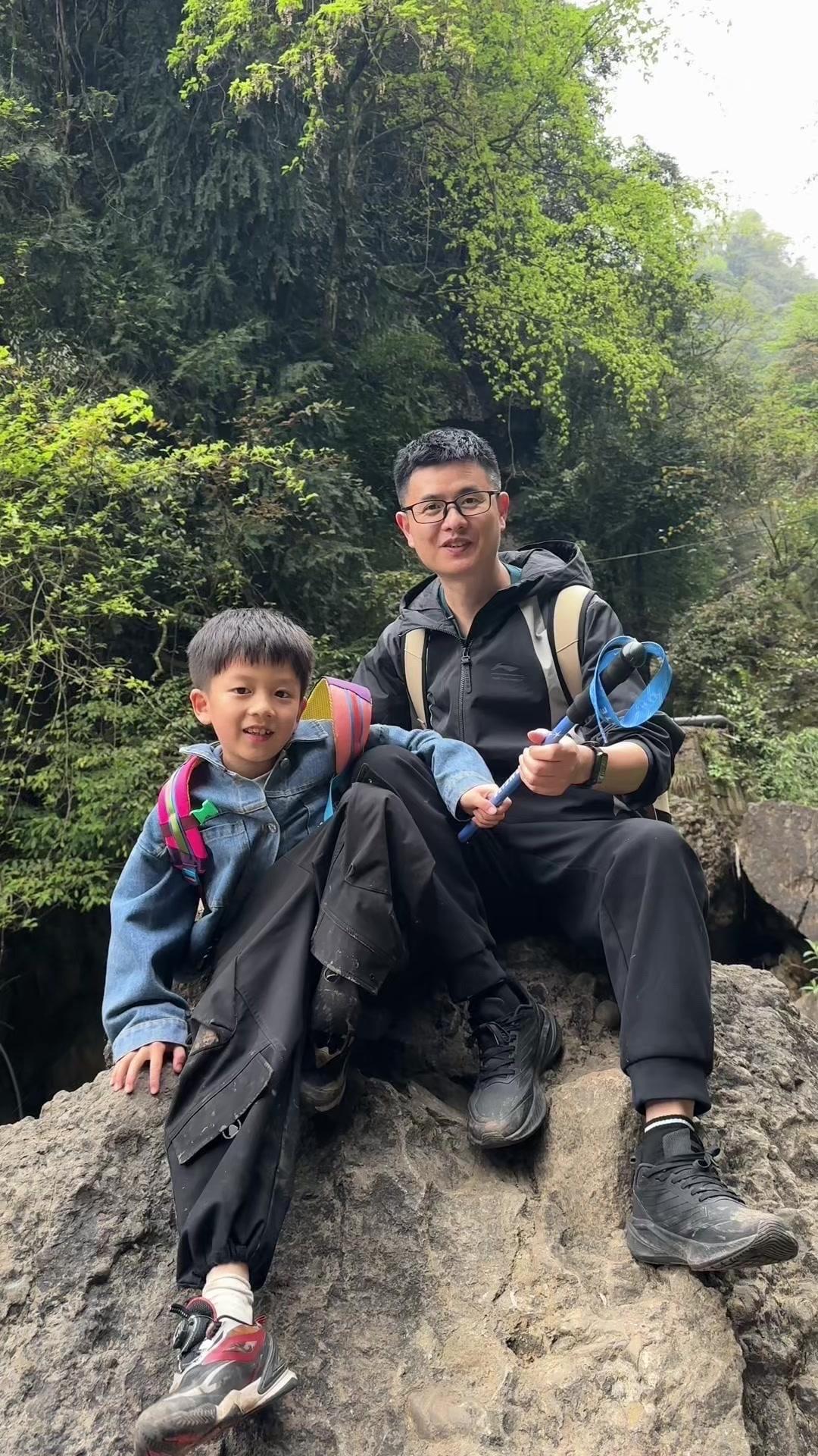今天和朋友去爬青城山啦！天气超给力，昨天下过雨今天就出太阳，空气也好清新～就是这