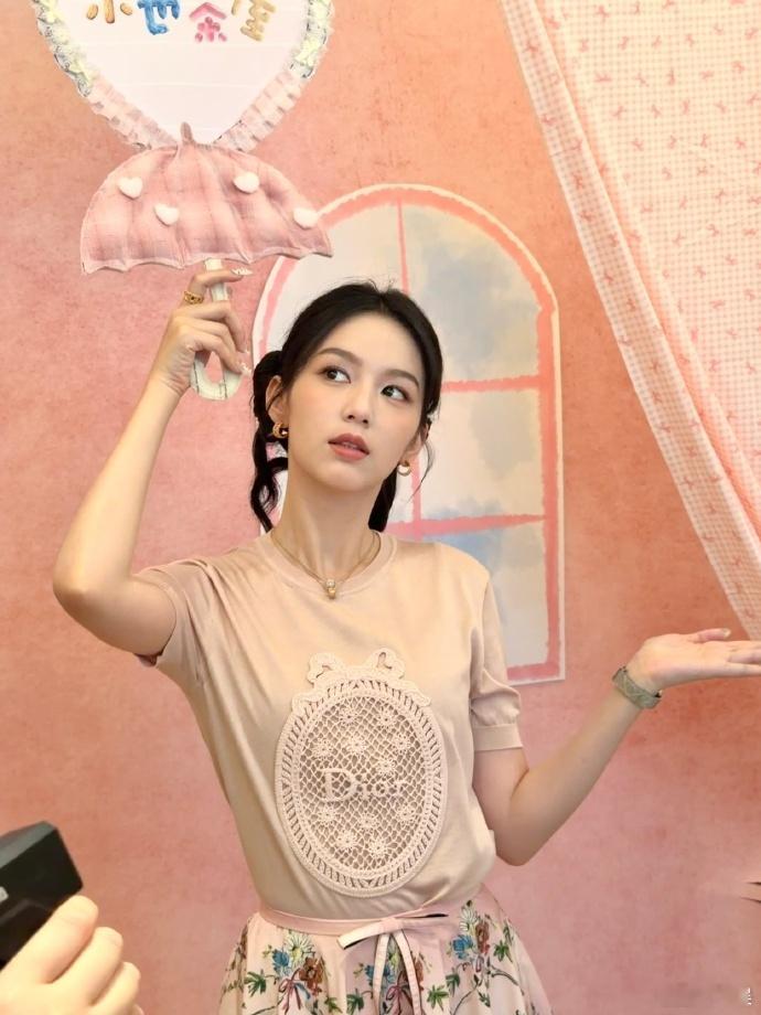 周也不吃原相机压力周也好美萌的一颗水蜜桃原相机放大细节，依旧挑不出一点瑕疵 