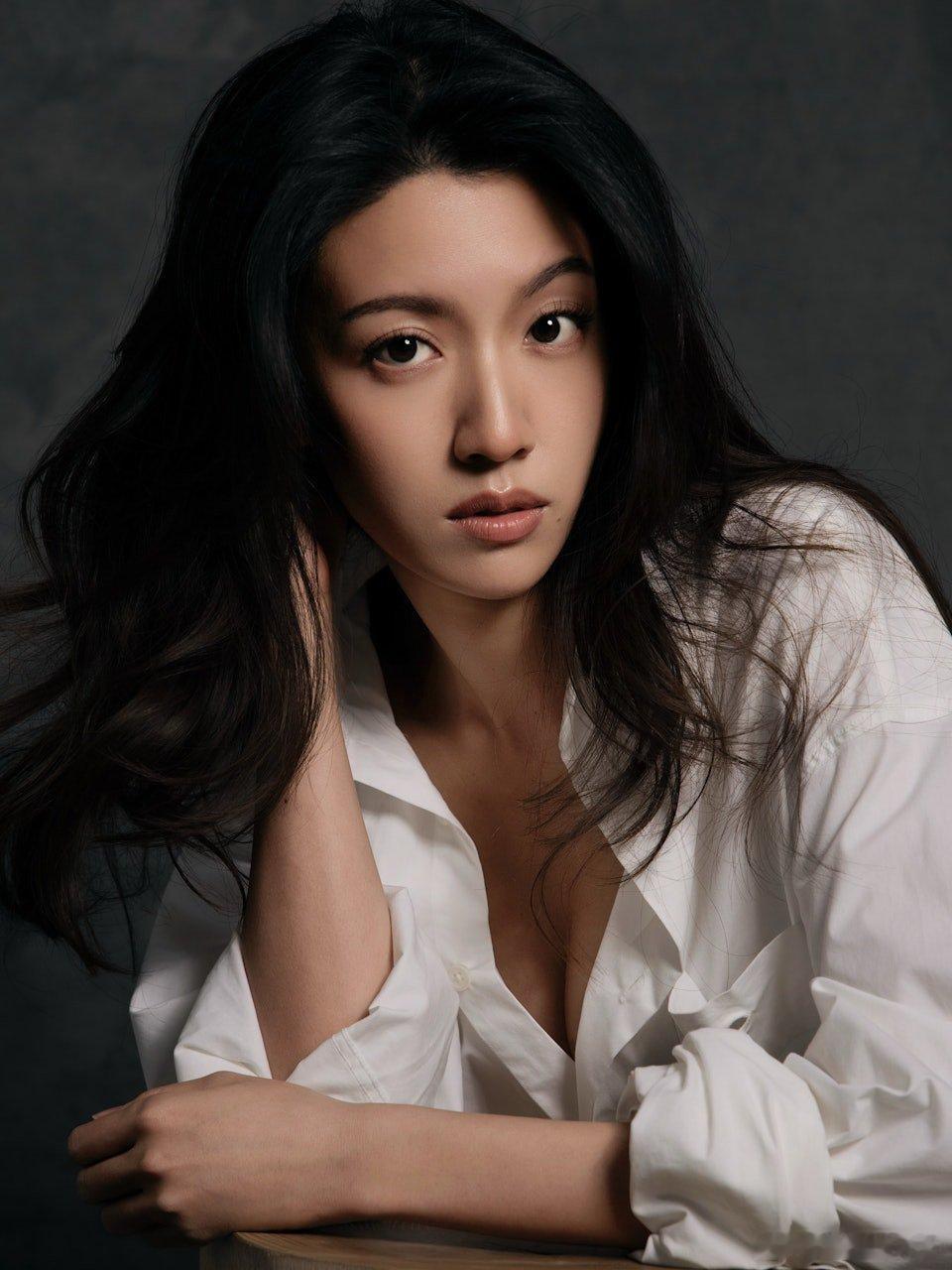 現年35歲的視后蔡思貝最近傳出離巢消息，儘管傳聞甚囂塵上，但她卻未予任何回應。直