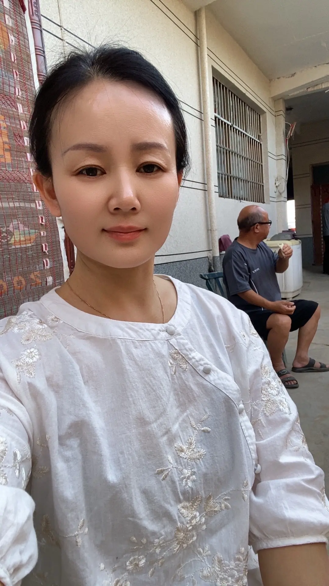 在这个世上父亲最累，母亲最苦，父亲挣了一辈子的钱，却只能养家糊口，母亲...