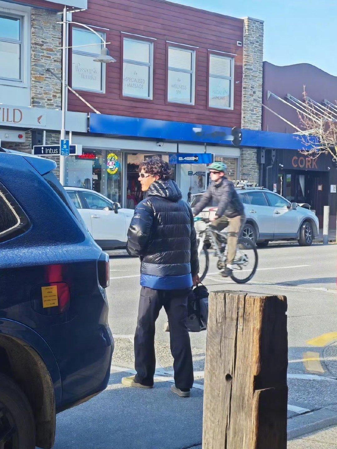 网友新西兰街头偶遇王一博好新鲜的28岁王一博