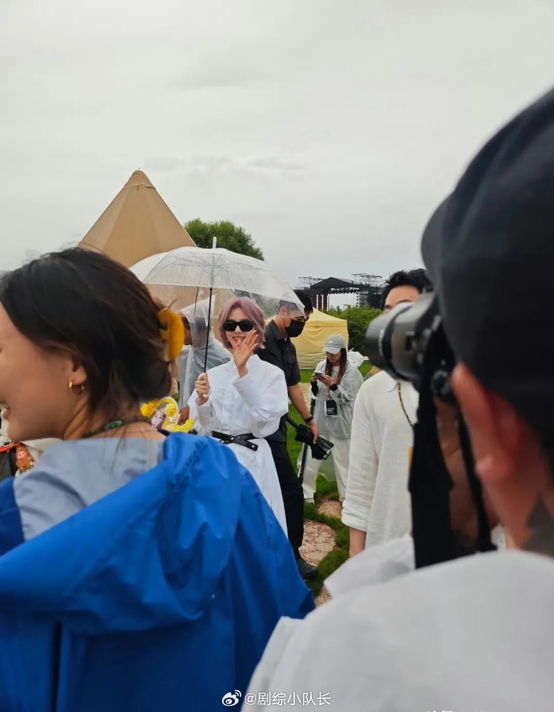 刘诗诗现身丽江慢人节的造型直接惊艳全场，粉紫色清爽短发搭配简约白衬衫长裙，气质拿