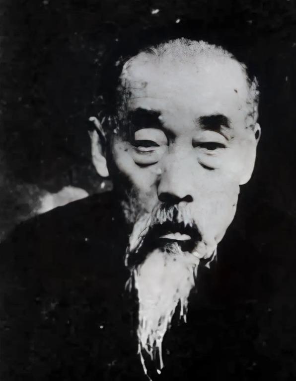 1938年春，因遭叛徒冯全礼出卖，72岁的抗联老交通员李升不幸被捕入狱。日本鬼子