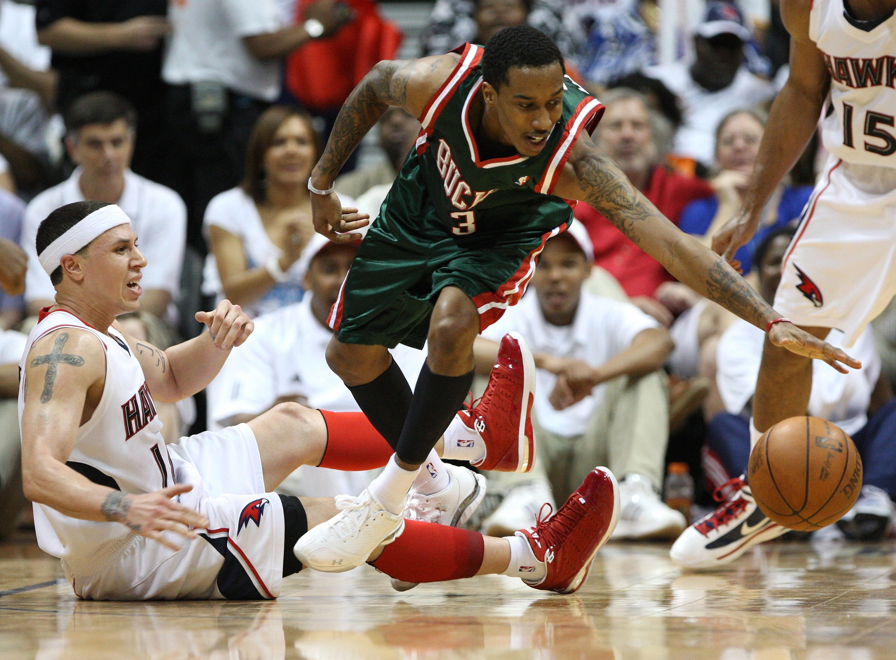 Mike Bibby & Brandon Jennings 右 