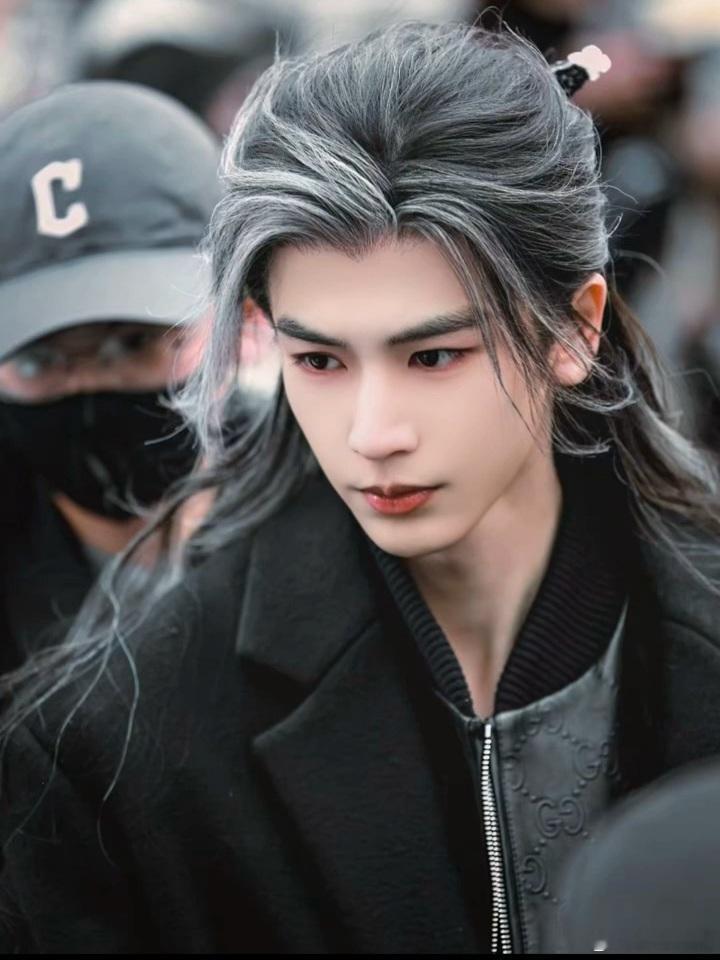 谁说张凌赫同时演杨过小龙女的 张凌赫的白发造型真是惊艳，萧厉的侠气让人感受到浓厚