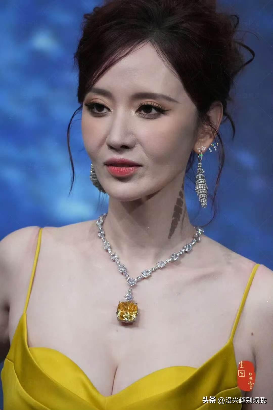 张萌微博之夜一出场便是惊艳，黄玫瑰女王，身材热辣似火