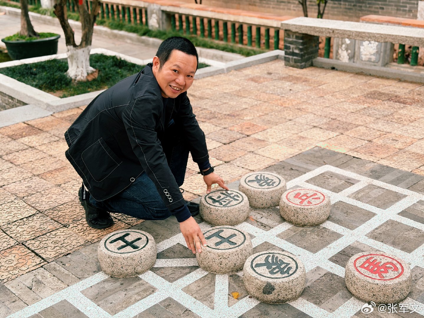 人生如棋，落子间尽显命运跌宕。初执棋时，恰似年少轻狂，怀揣无畏与憧憬，以为能轻松