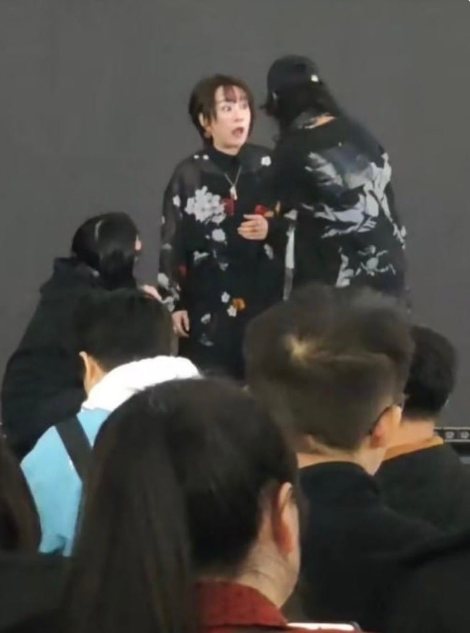 唱了一半，大槻真希突然被断电、被工作人员带离舞台时，露出惊讶表情 