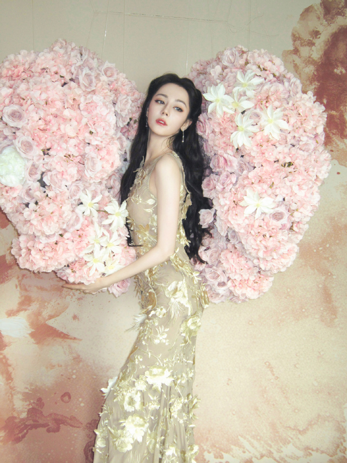 迪丽热巴如何拥有鲜花翅膀  迪丽热巴一对鲜花的翅膀 在她的世界里，鲜花与翅膀并存