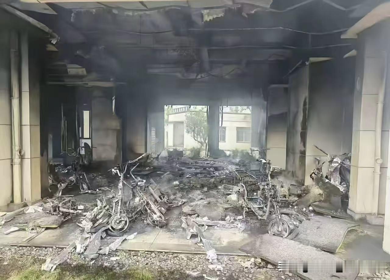 以为电动车停在架空层就万事大吉？一场大火告诉你，这不仅是自欺欺人，更是拿全楼人的