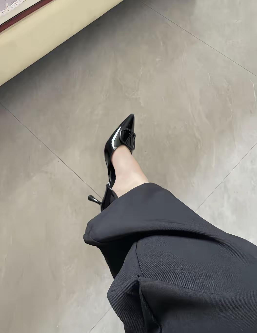 久违的高跟鞋依旧能稳稳驾驭，生活大概也是如此，可以偏爱平底鞋的踏实与安全感，也能