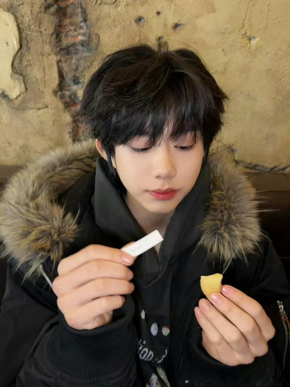 陈奕恒吃幸运饼干幸运饼干的正确打开方式：和陈奕恒一起解锁甜蜜好运！ 陈奕恒吃幸运