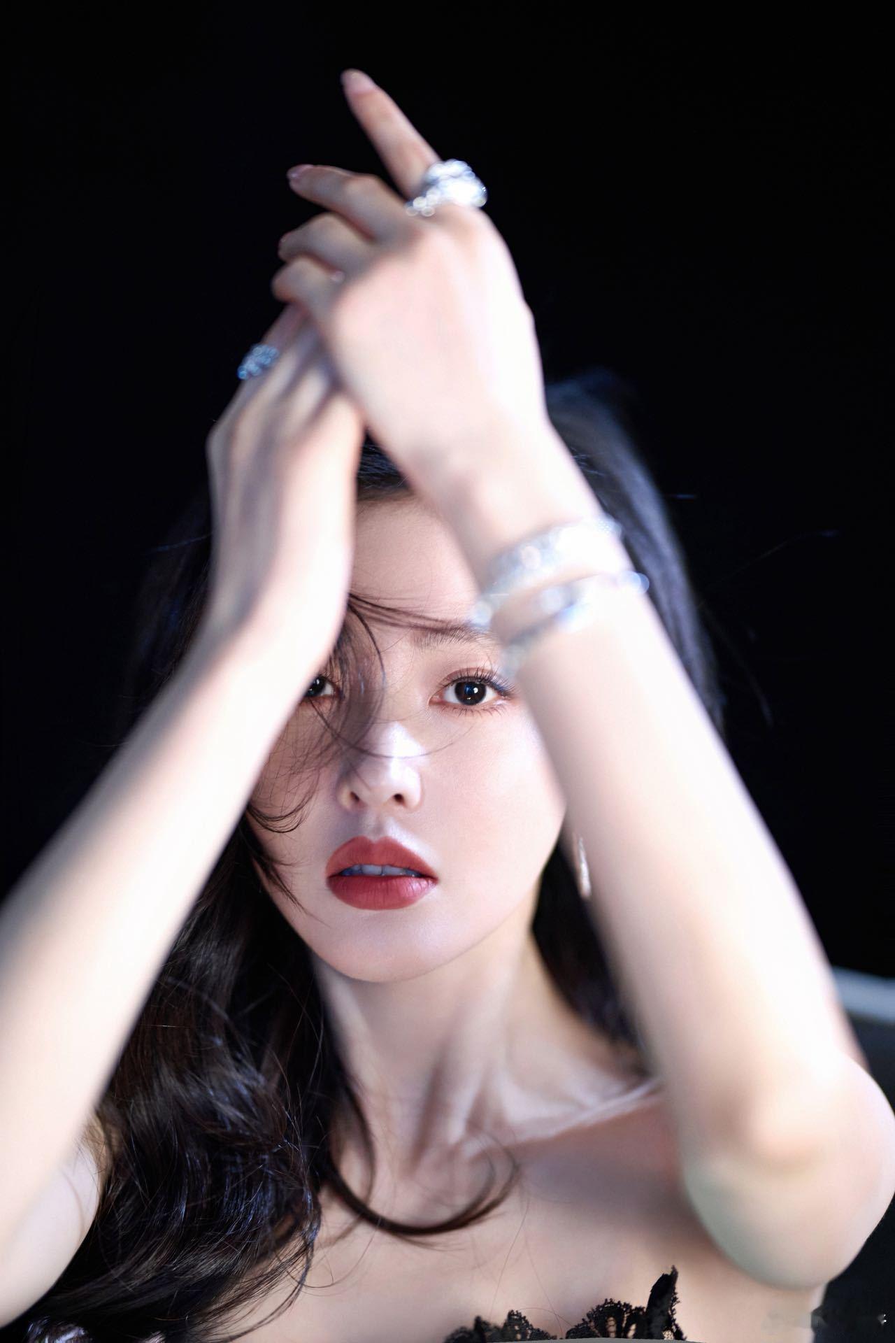 张天爱雨中绿野造型张天爱红毯状态 刚才翻到现场的视频，她走路的时候纱裙随着步子晃