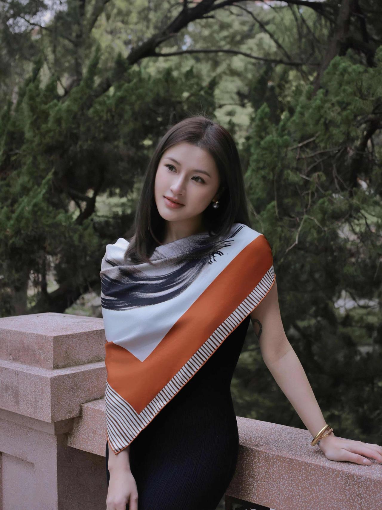 🧣 优雅知性风丝巾造型
这套造型以黑色针织连衣裙+撞色丝巾为核心，打造出兼具复