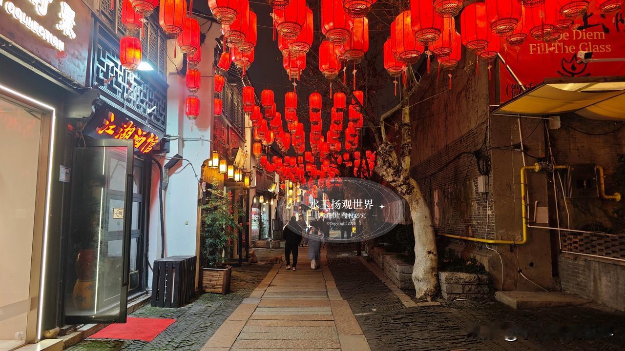 早就听朋友说，无锡的灵魂在运河，运河的精华在南下塘。这次特意挑了个周末晚上来，果