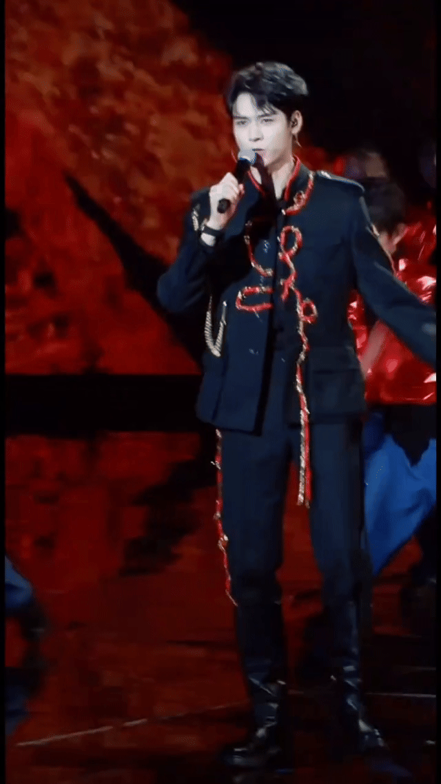 龚俊嘴忙着唱歌脚忙着找拍子 龚俊跨年舞台杀疯了！红黑造型帅到起飞，唱歌超有劲儿，