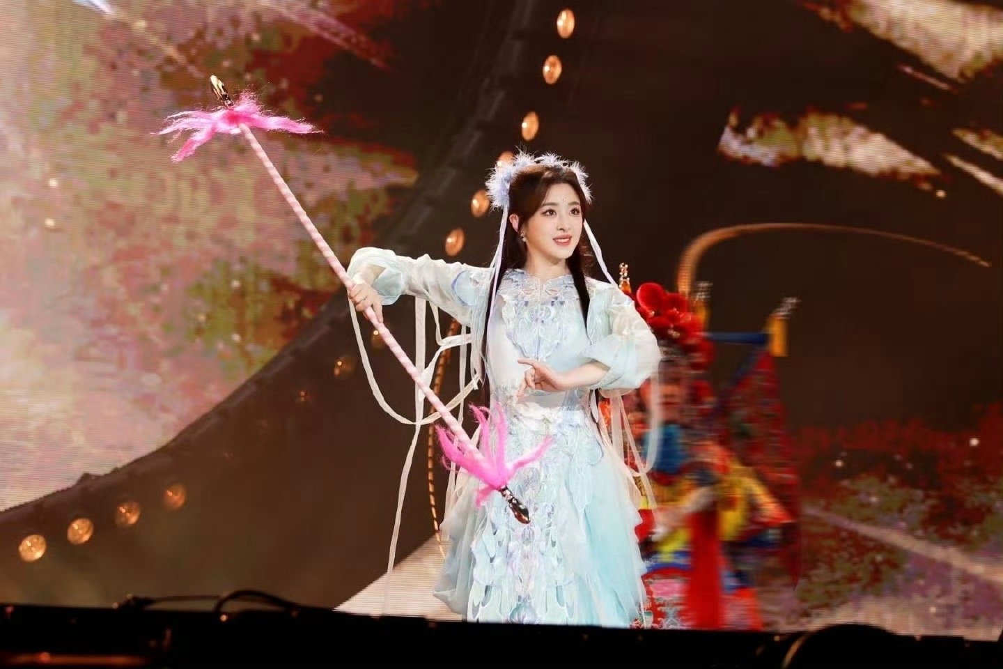 张含韵挽剑花是仙山来的吧 从《兰陵王入阵曲》到《赤伶》，张含韵的剑花早已不是简单