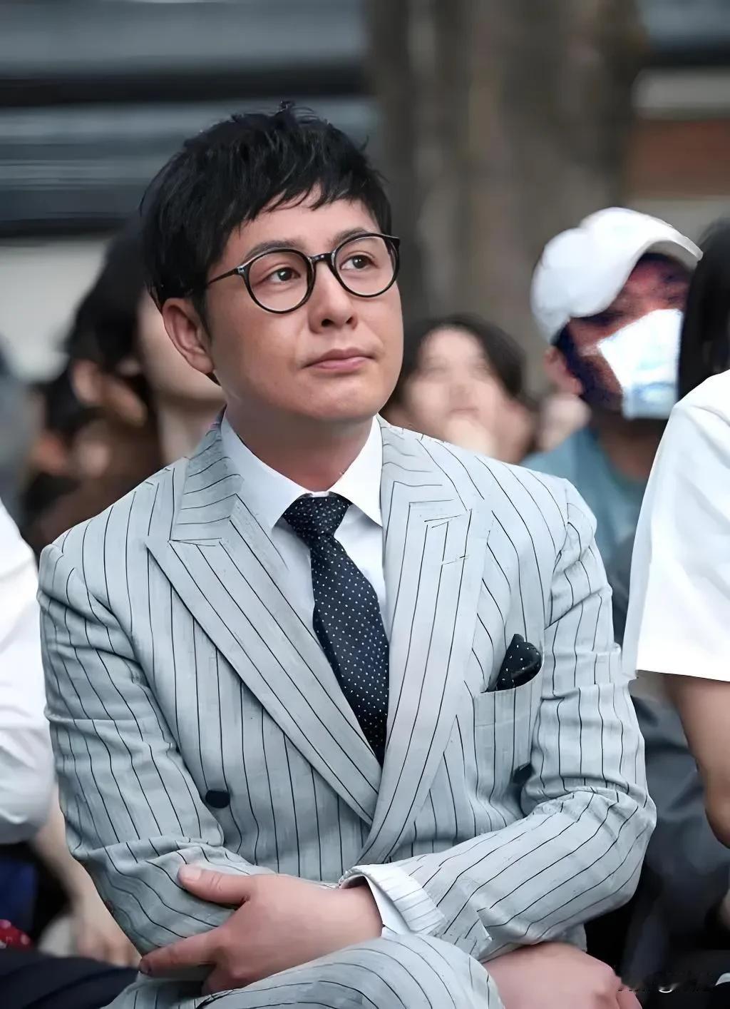 张颂文说过，他不刻意讨好有钱人，也不轻视穷人。他说只相信三类人：一起吃过苦的，跌