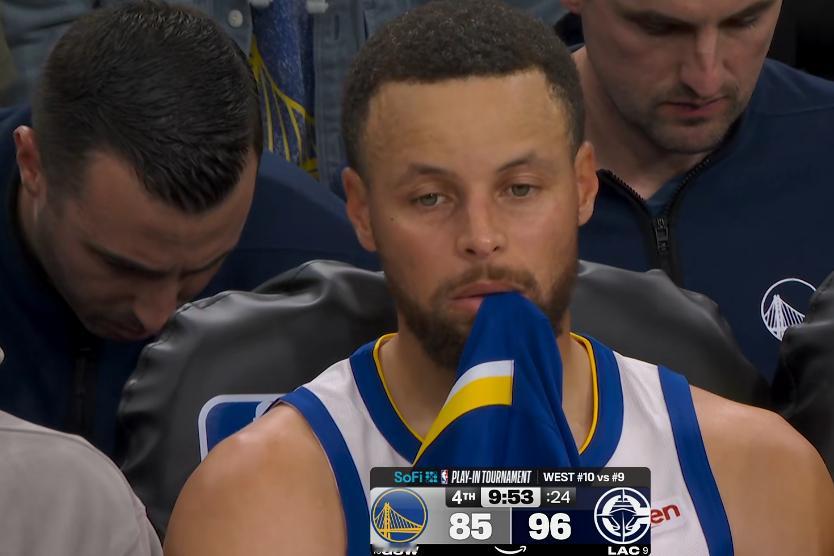 库里下去的时间，勇士三连失误，危了，这也是他们赛季的缩影。 