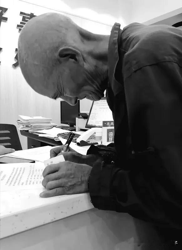 老人想与亡女合葬被要求本人签字 老人想和亡女合葬，这是多朴素又深情的愿望，可没想