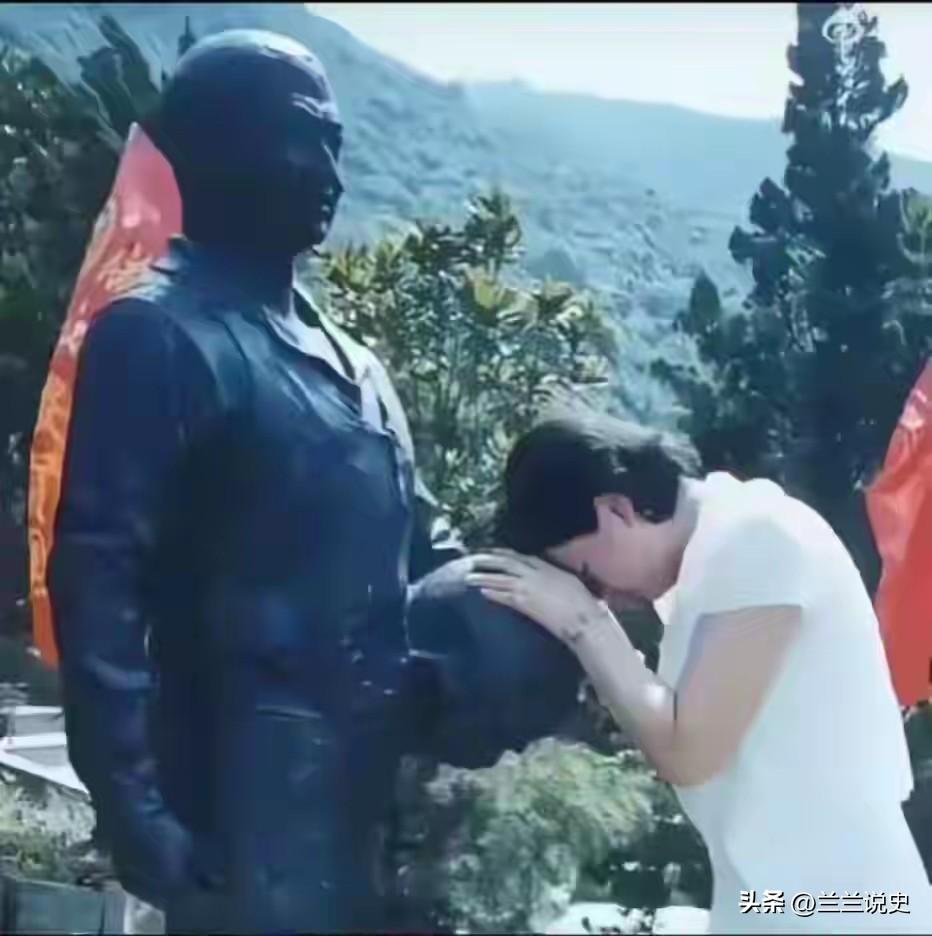 2003年，阮国琴趴在王伟的雕像前久久不愿离去，看得人满心都是酸楚。王伟，这位英