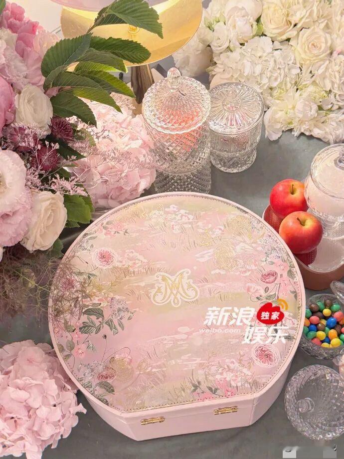 奚梦瑶何猷君将于6月1日在法国举行婚礼，预计9月之后在中国澳门举办答谢礼。一直以