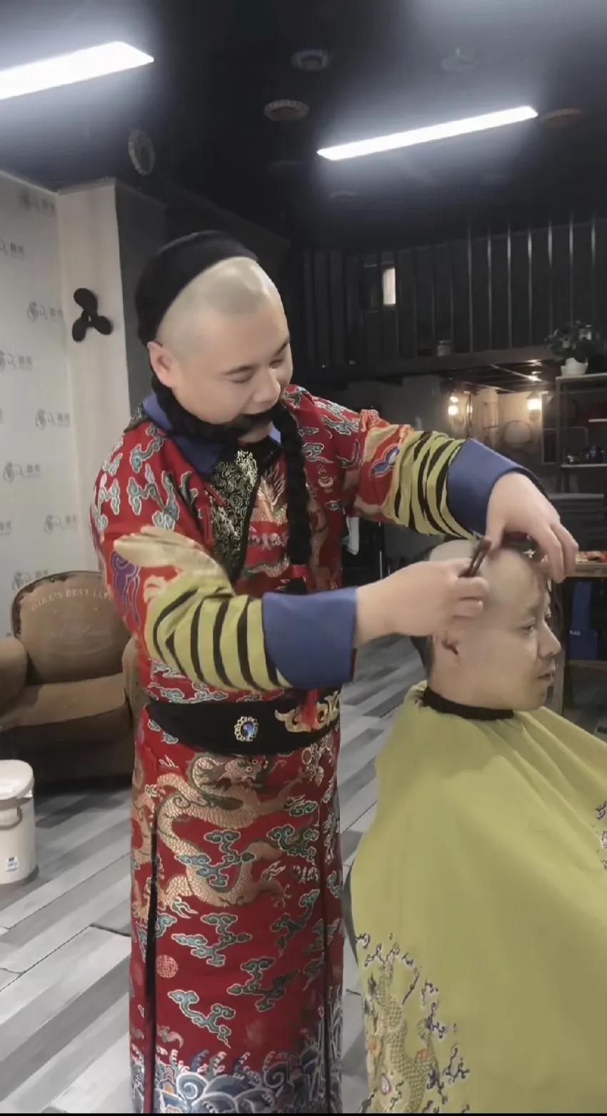 好不容易剪掉的落后的辫子，怎么还有人推崇，这样的自媒体账号应该存在吗？他管这叫复