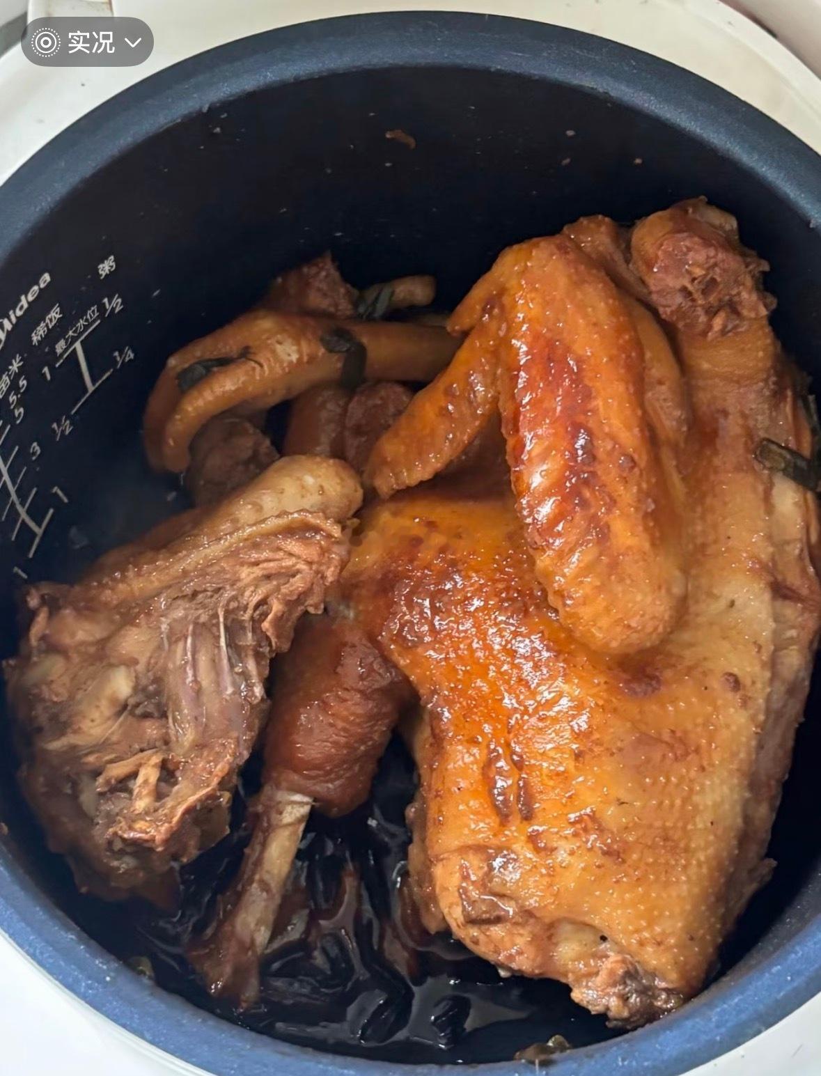最后一只🐔：那天，我们全族照常吃饭。我发现今天的饭甜美爽口，我问族长这是什么饭
