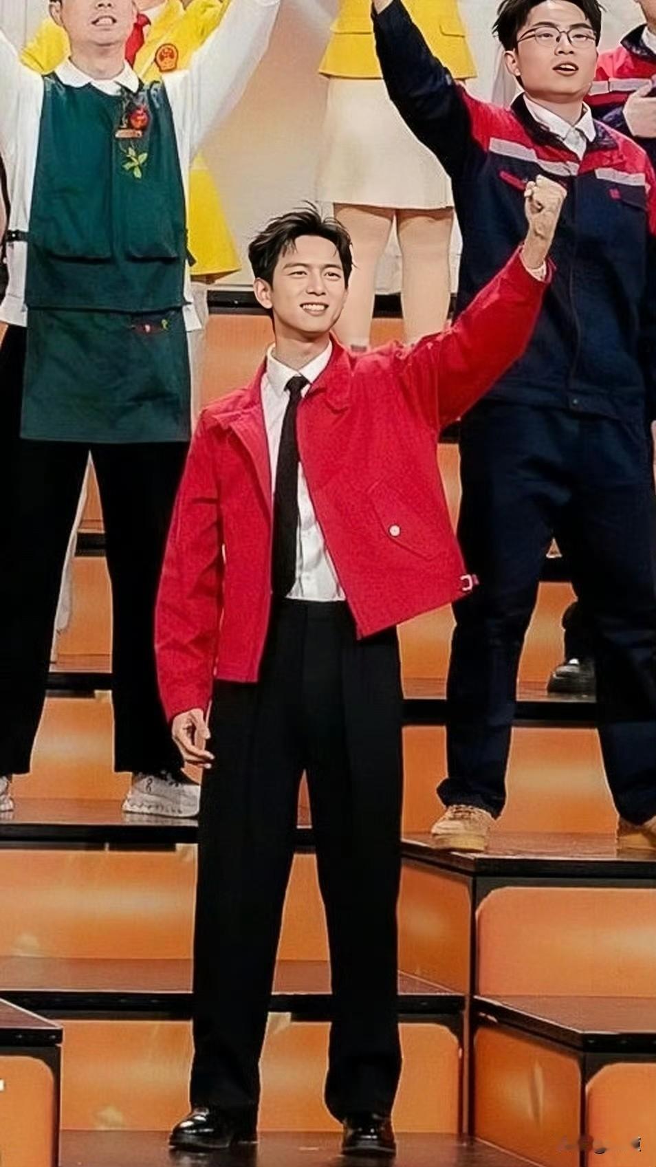 蹲到李现！网传名单里果然有现哥的名字✨ 不过目前看到的造型是低调的黑裤子，瞬间更