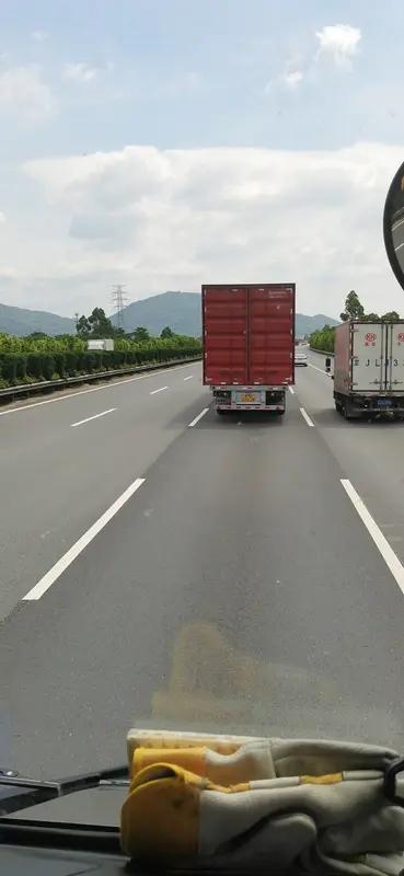 卡友为何要为难卡友？河北货车司机配电柜掉高速上，后面一货车司机高速上倒车捡配电柜