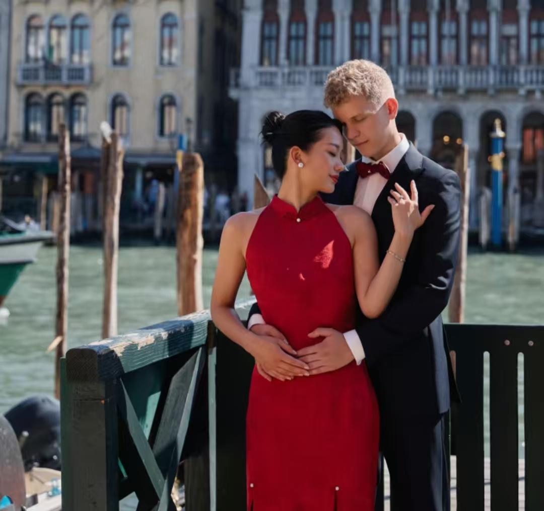 东方旗袍遇上西方水城，远嫁德国的女生在威尼斯拍摄婚纱照。女生29岁浙江人，男生比