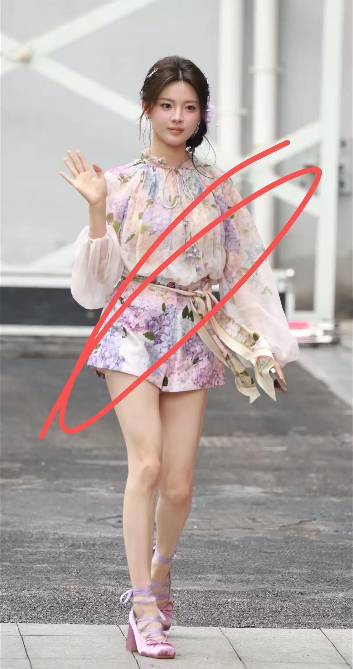 花仙子🧚🏻杨超越一见你就笑上班了！好长的腿！生图绝绝子！  一见你就笑路透