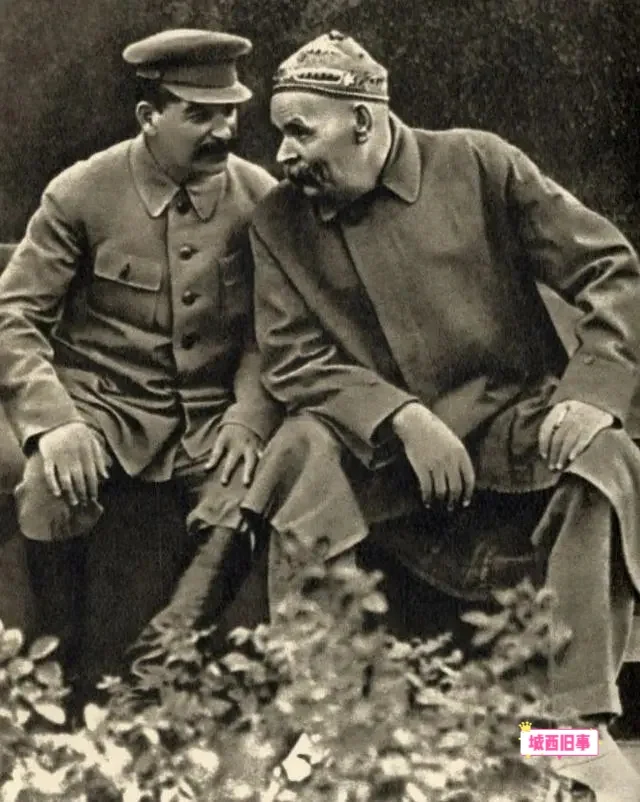 1931年，斯大林和高尔基的合影，晚年的高尔基选择了回到苏联，在莫斯科...