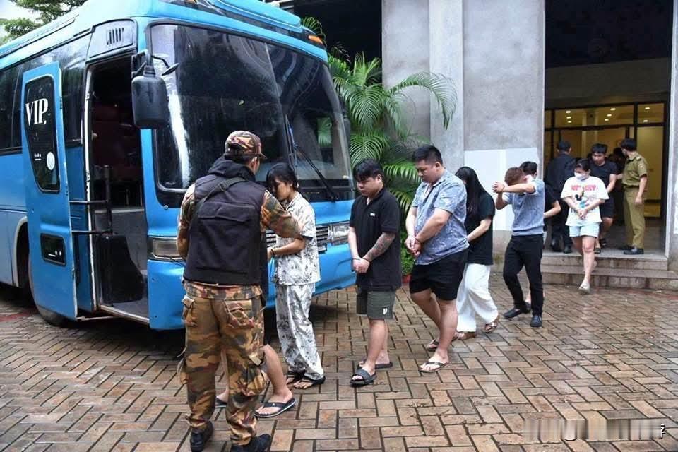 【老挝万象突袭诈骗园区！261人被控制，其中36名泰国人！现场查获超2800台电