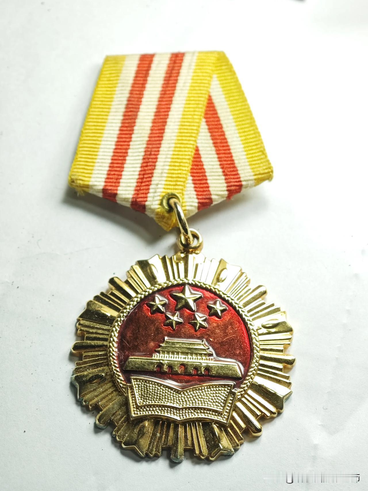 你们见过这么有分量的老奖章吗？来猜猜这位老前辈当年到底办了啥厉害的案子？评论区聊