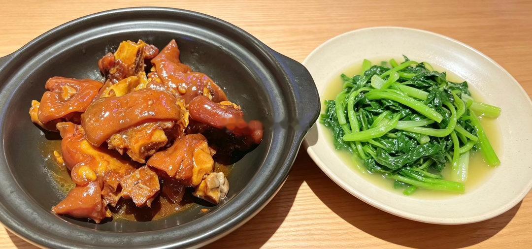 宵夜 🥢🍚| | 红烧猪脚～清炒鸡毛菜[黑线]亲戚提前来了，我要多吃点补补，