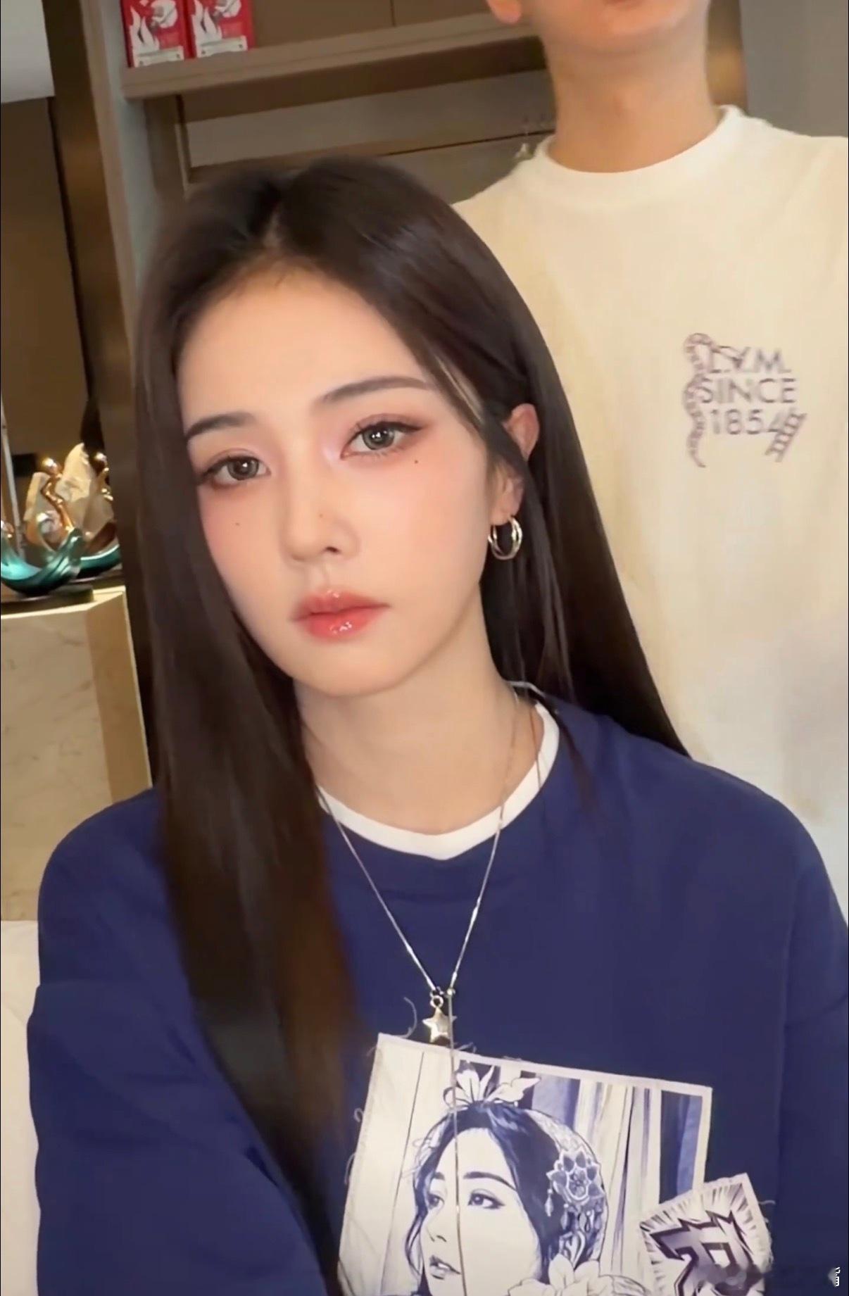 金鹤龙给白鹿化雾粉御姐妆 不愧是实力化妆师！金鹤龙打造的雾粉御姐妆，精准贴合白鹿