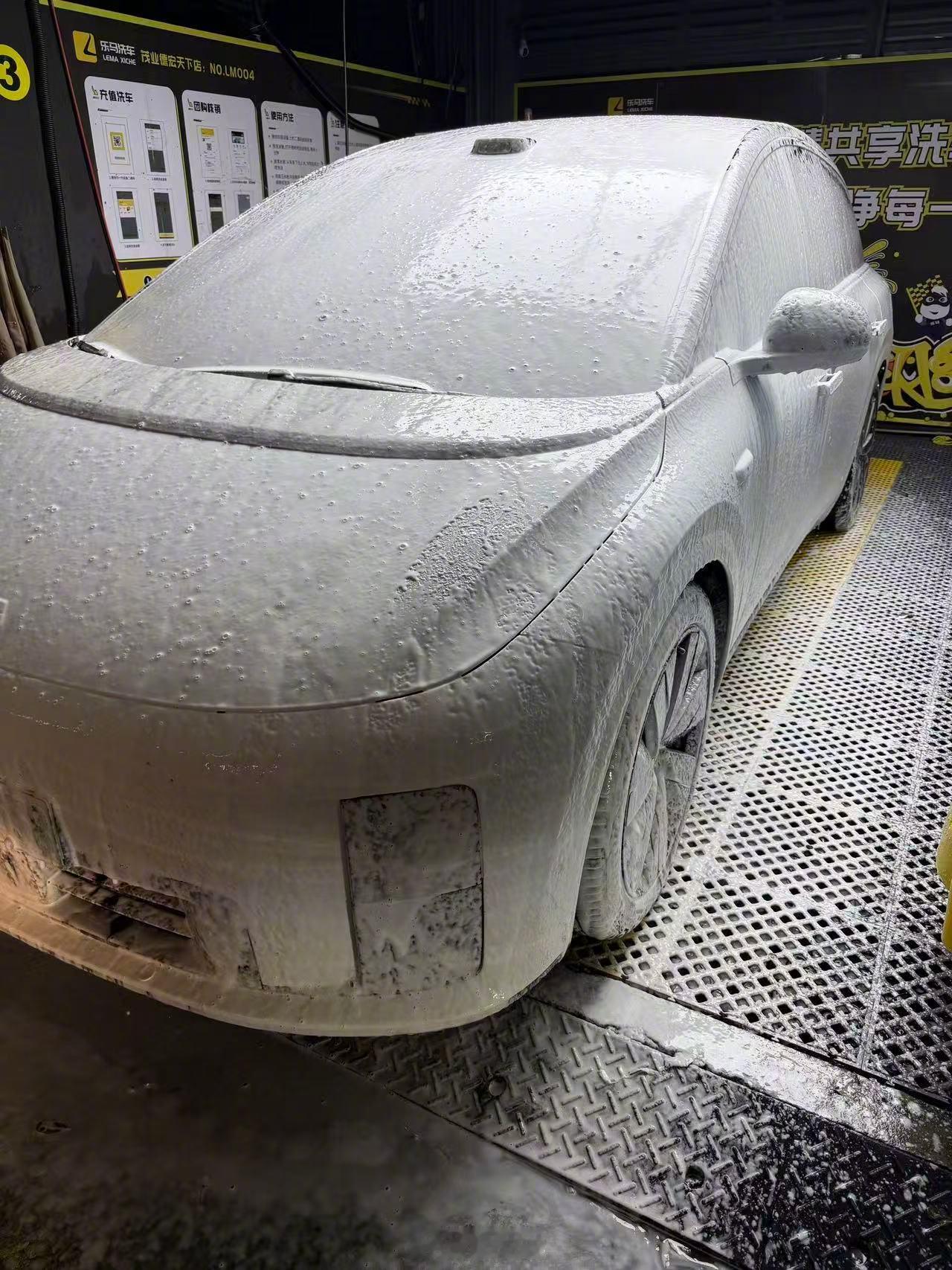 年二八洗邋遢，今年开i8过年，白色洗干净是真好看理想i8﻿﻿