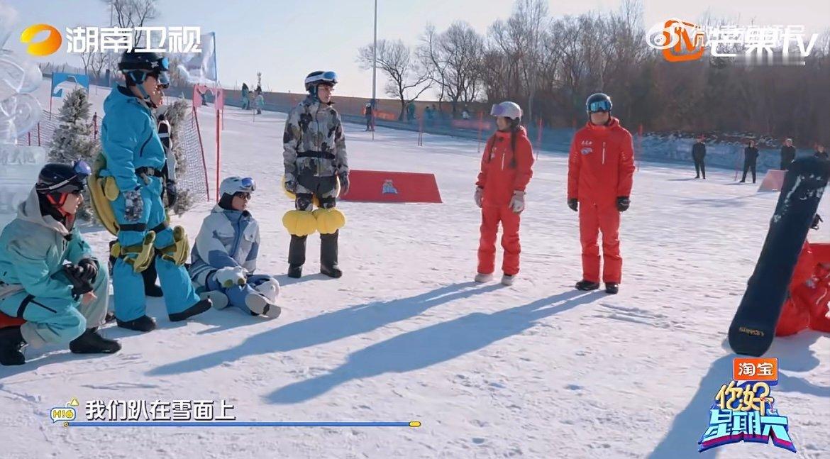 吴泽林复制粘贴式滑雪 画面感笑不活了！教练演示完，他和唐九洲同步撅屁股起身，俩 