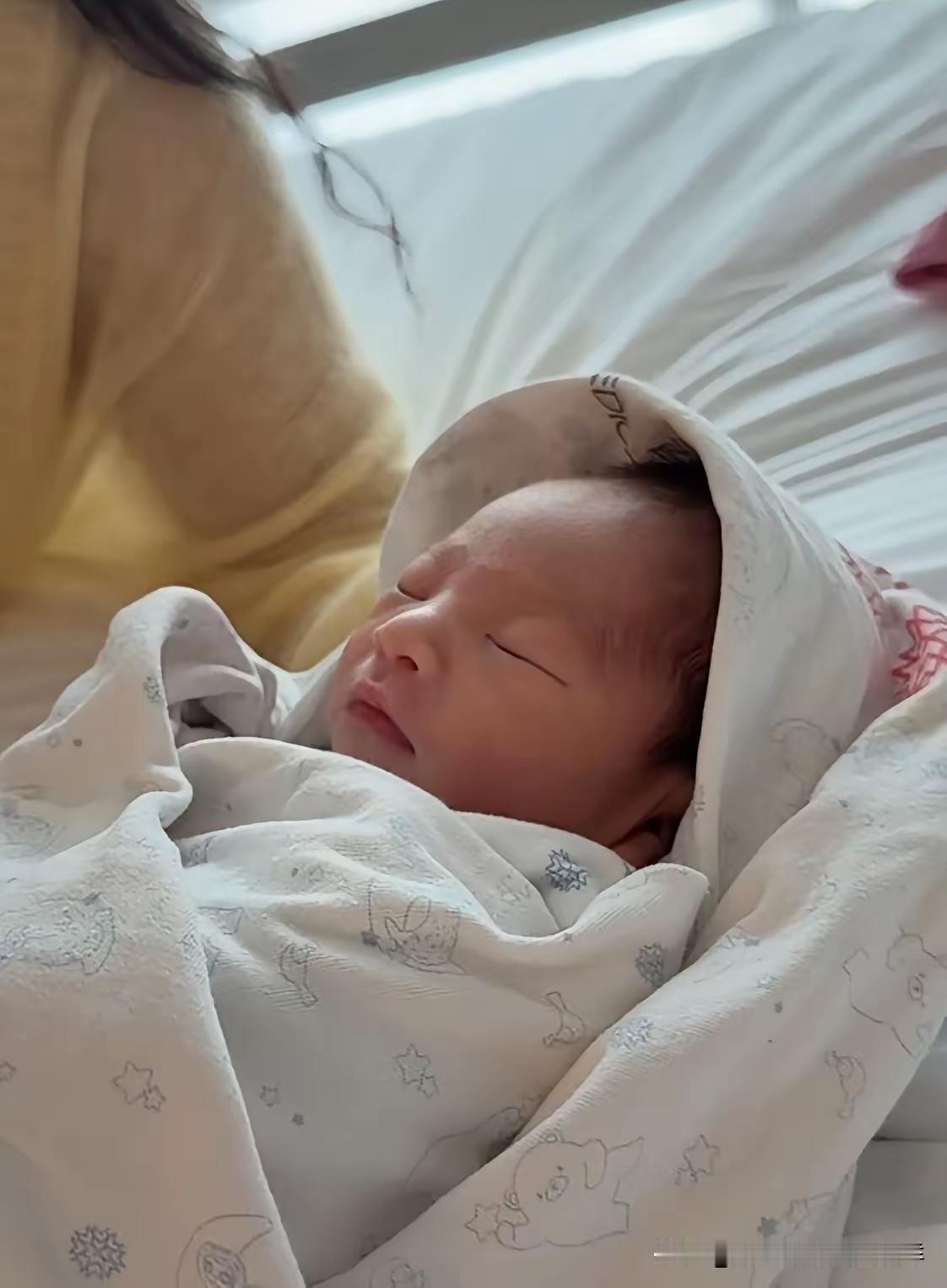 汪小菲和马筱梅喜得贵子！
张兰又得一个爱孙！

看照片，怎么这宝宝越看越像爷爷，