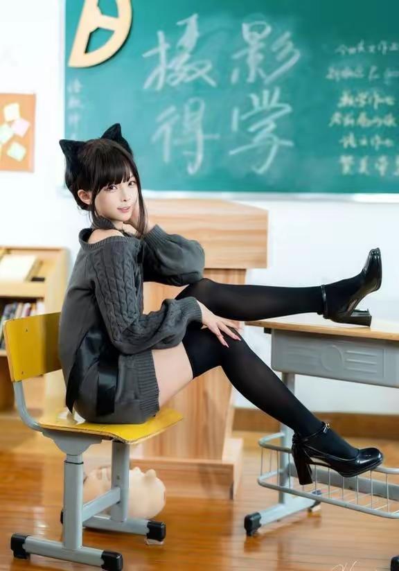 猫耳少女在教室的可爱瞬间📸✨