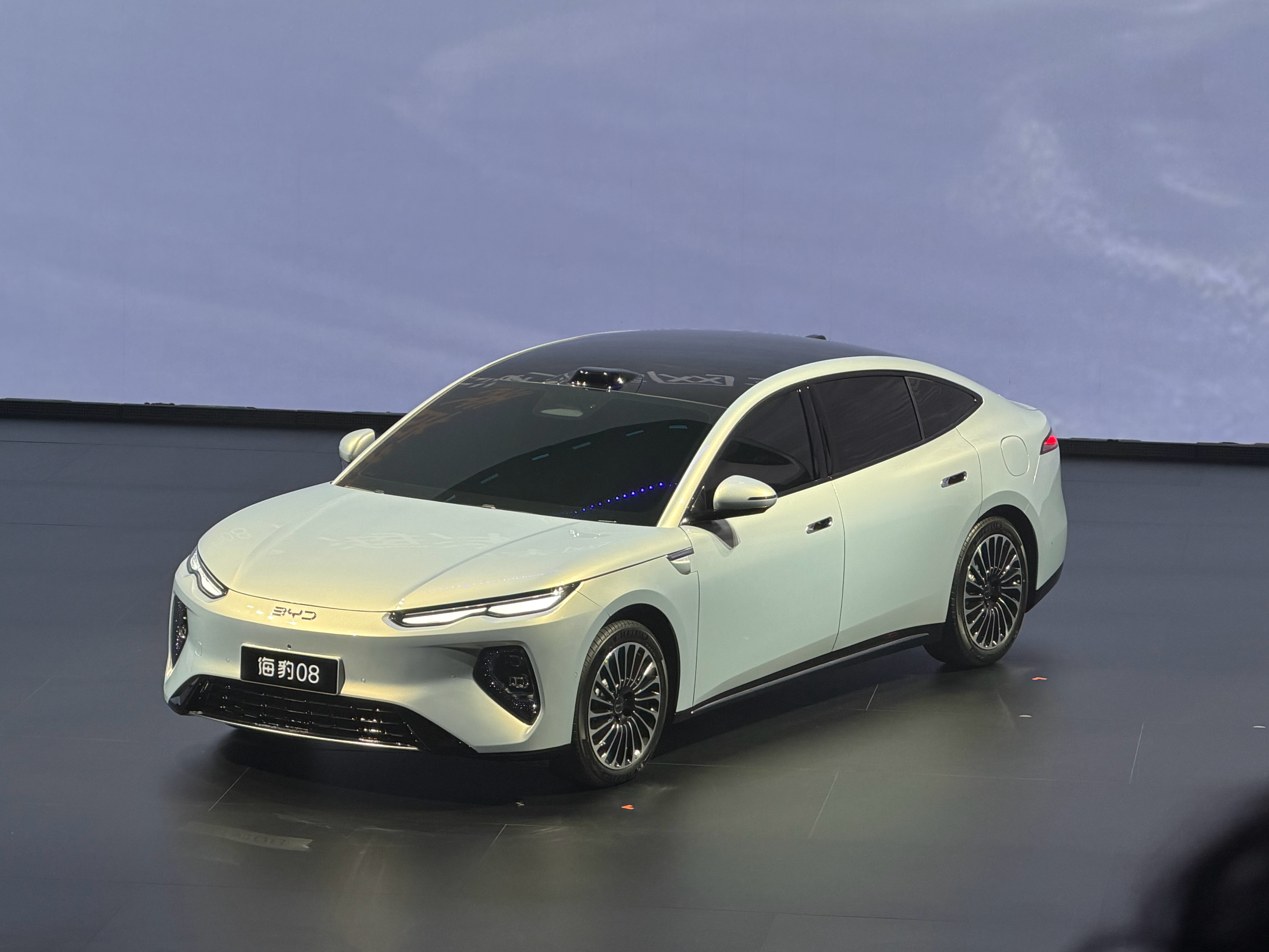 海豹08来了，闪充、后轮转向、辅助驾驶全都有，甚至还有云辇A，这。。。蹲上市吧比