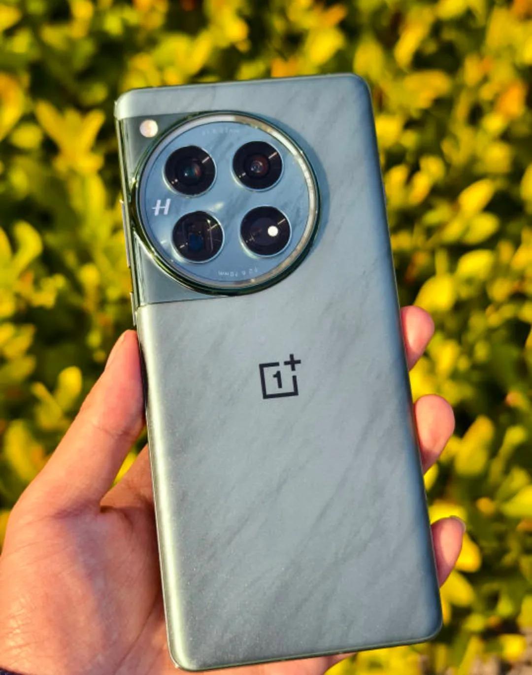 4299起的一加12，从参数上看确实是水桶机，几乎没有明显的短板，顶级2k屏幕，