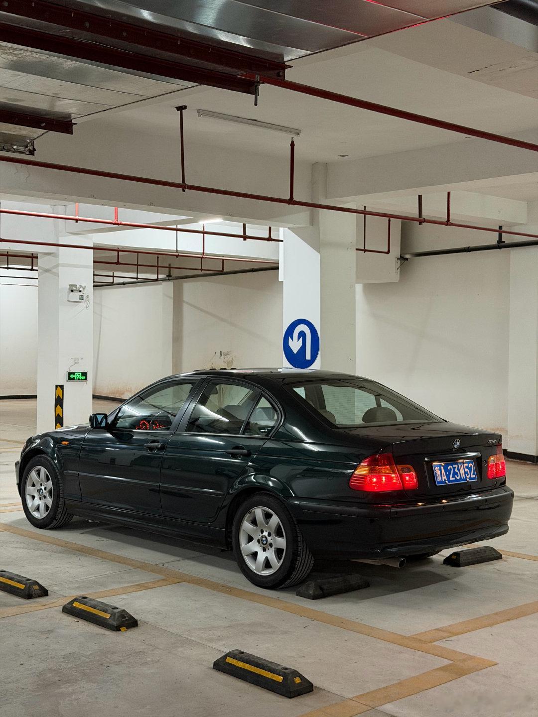 今夜与宝马汽车相伴来自80岁老爷爷一手的BMW 318i E46墨绿色车漆和从未