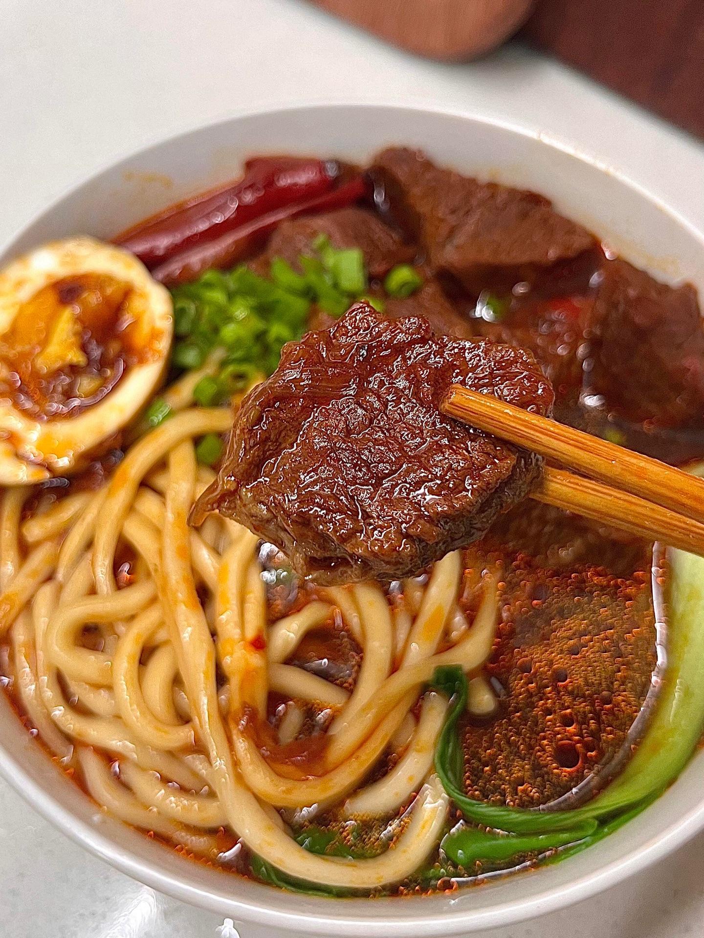 在家做出吃撑的红烧牛肉面。做法： ①牛肉切大块，焯水捞出，洗净备用；锅...