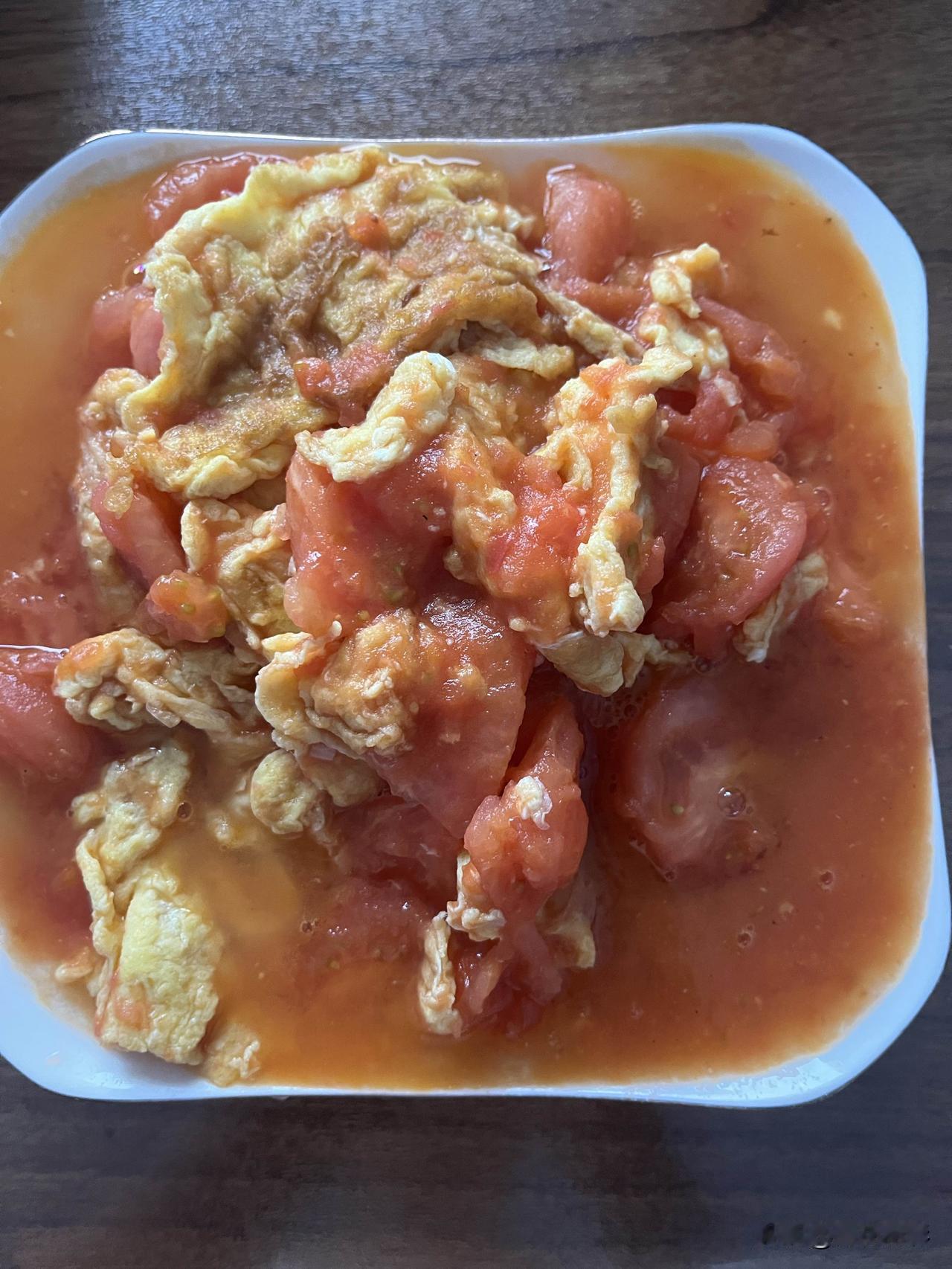 好友们晚上好！周三快乐，晚餐香香！今天的晚餐：
肉末炒双色豆腐
西红柿炒鸡蛋
红