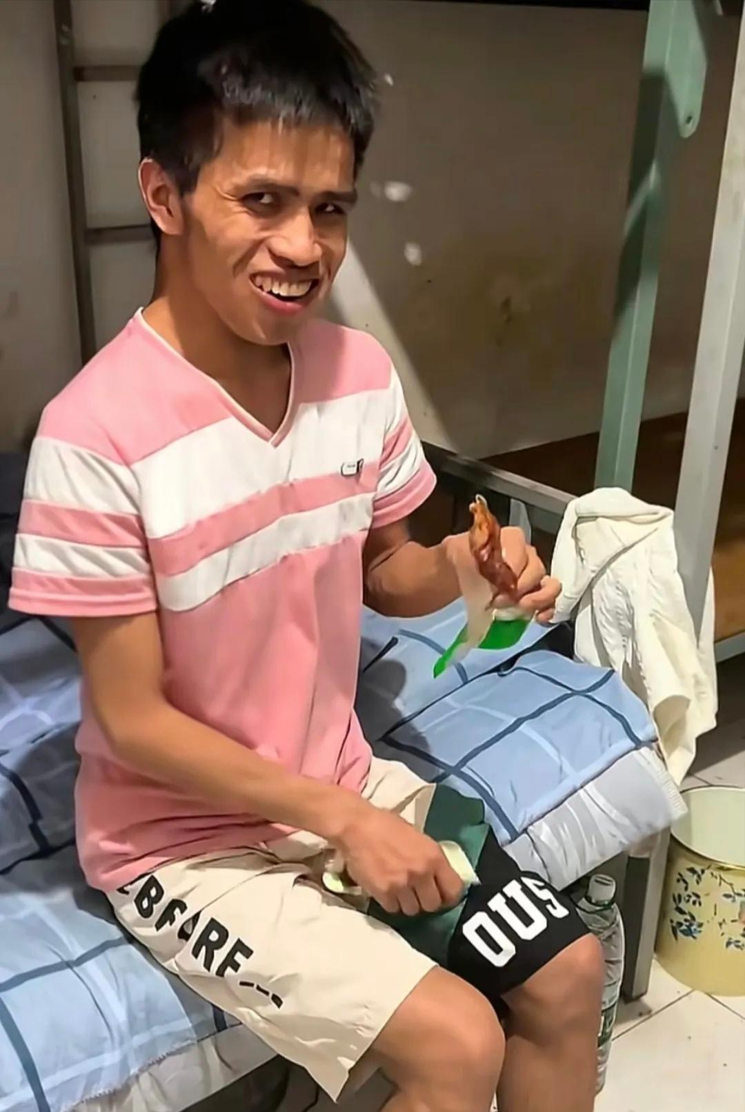 他来自贵州普定，身患强直性脊柱炎，在浙江工厂打工谋生，不识字，做流水线体力活。每